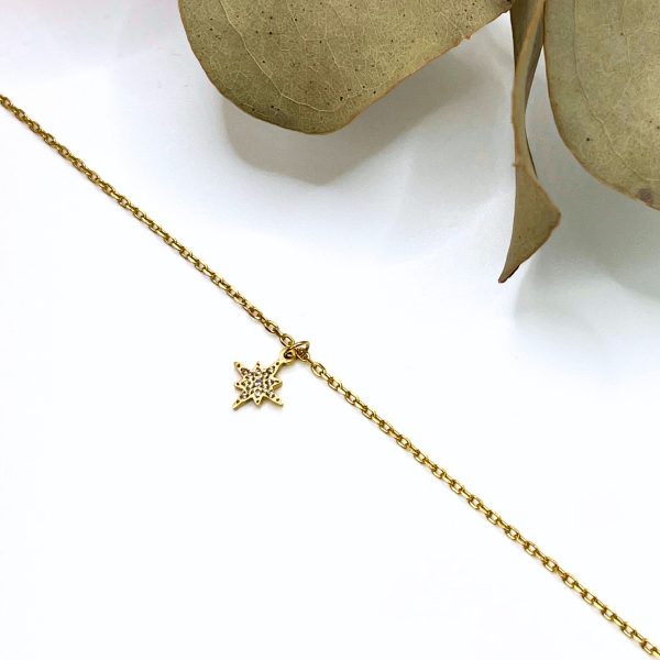 Collier doré en acier inoxydable avec un pendentif en forme d'étoile orné d'oxydes de zirconium
