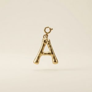 Charm – lettre alphabétique frappée
